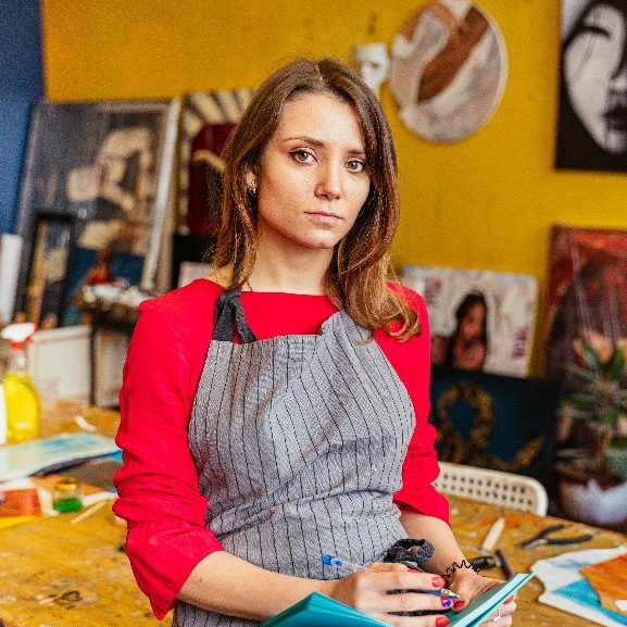 Portrait of Daycee Bidelspach, Co-Founder and Head of Design of Animatra Manufacturing. Dinosaur animatronics production.