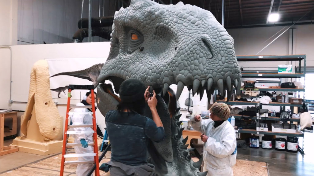 Arbeit an einem Dinosaurier-Animatronic-Kopf in unserer Werkstatt bei Animatra Manufacturing. Kontakt
